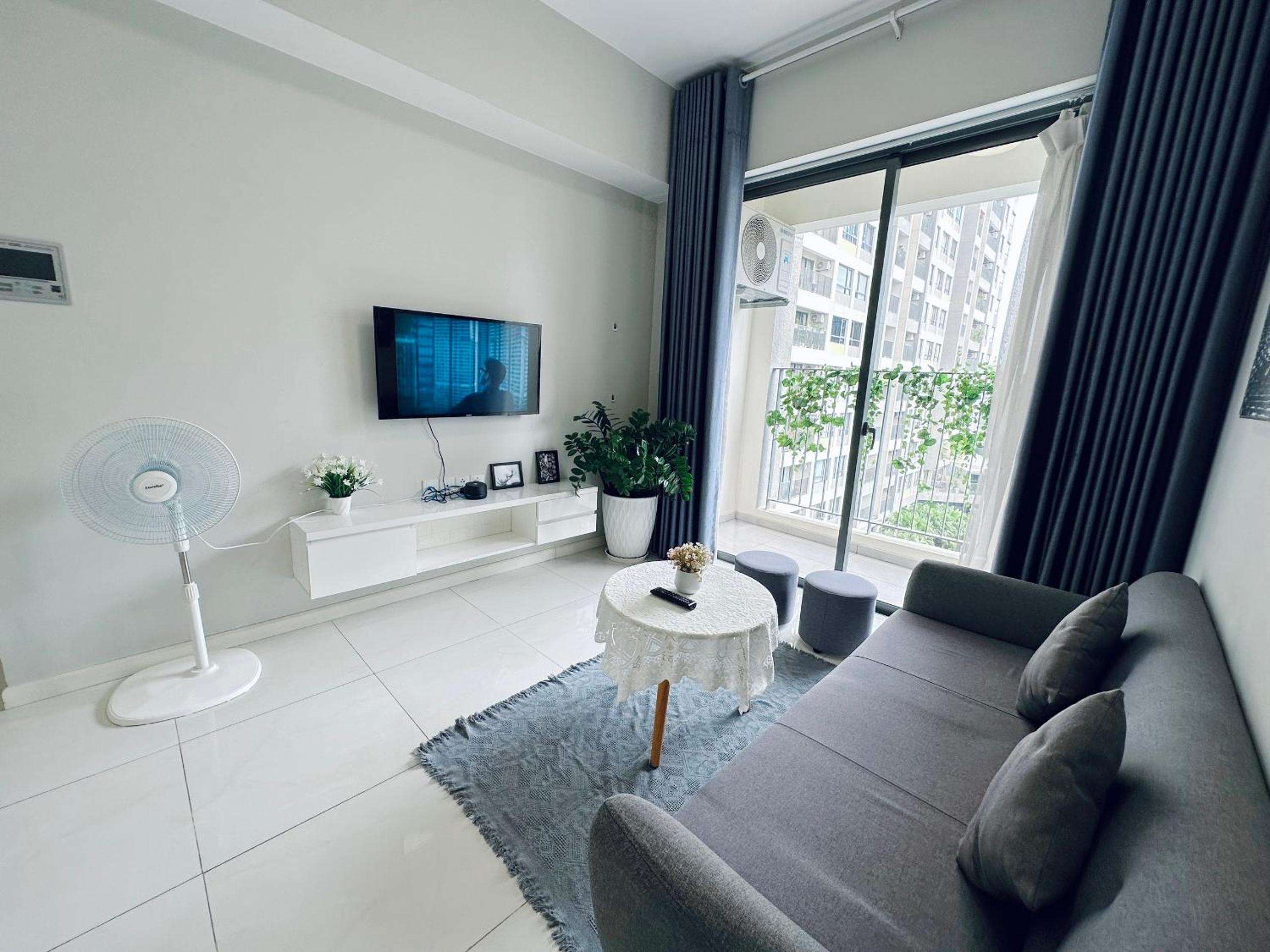 SHomes Homestay - Luxury apartment at Masteri An Phu free Gym Pool