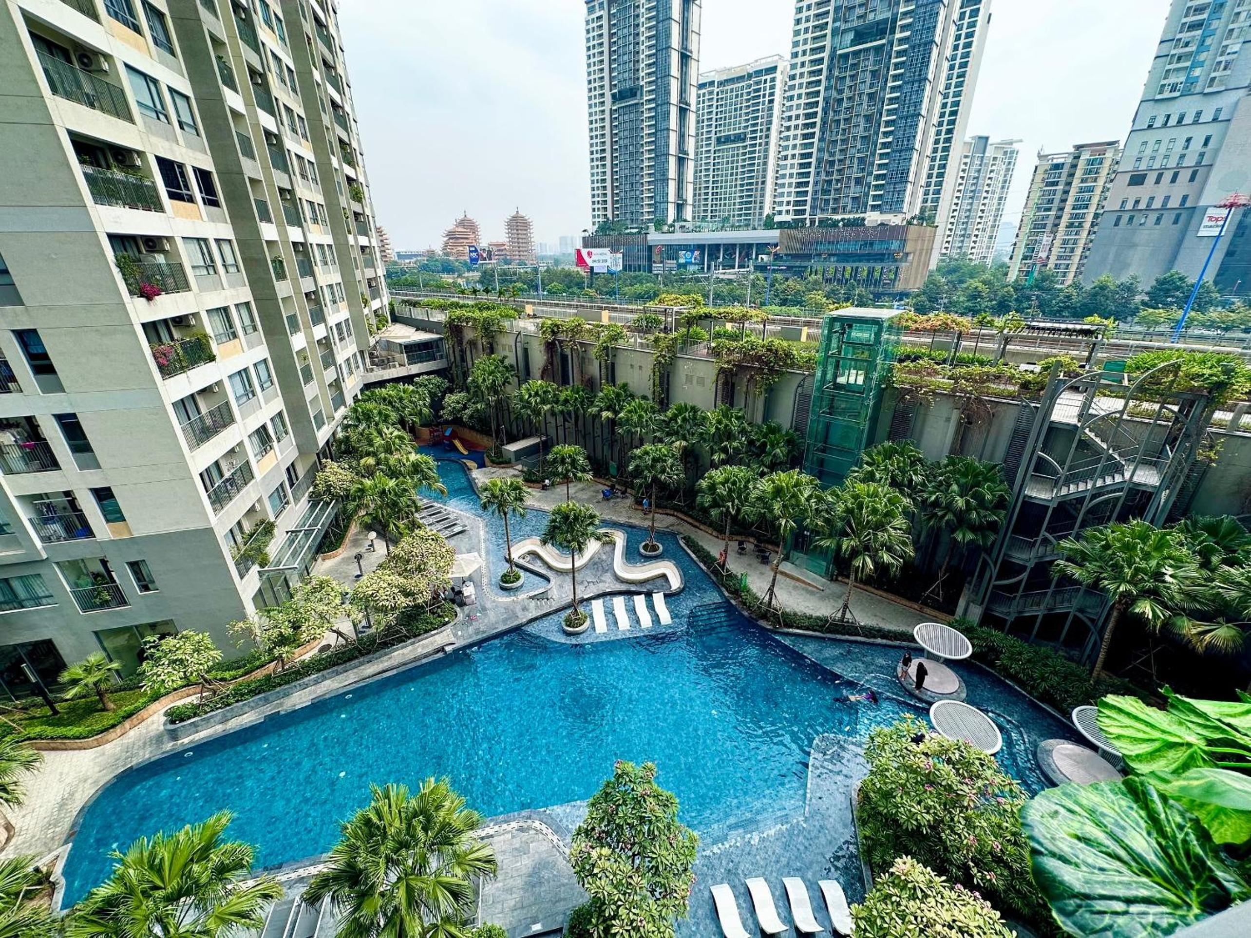 SHomes Homestay - Luxury apartment at Masteri An Phu free Gym Pool