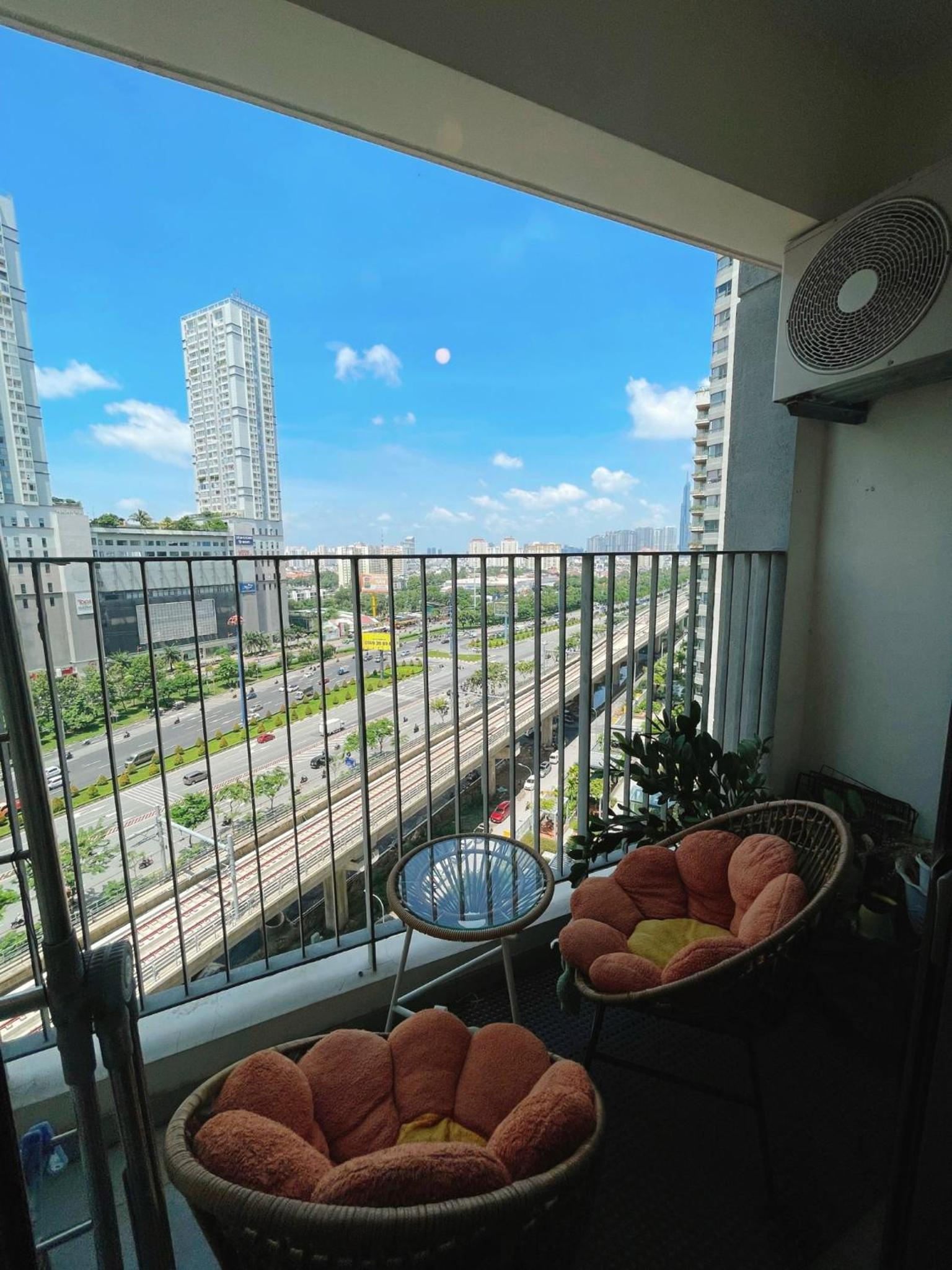 SHomes Homestay - Luxury apartment at Masteri An Phu free Gym Pool