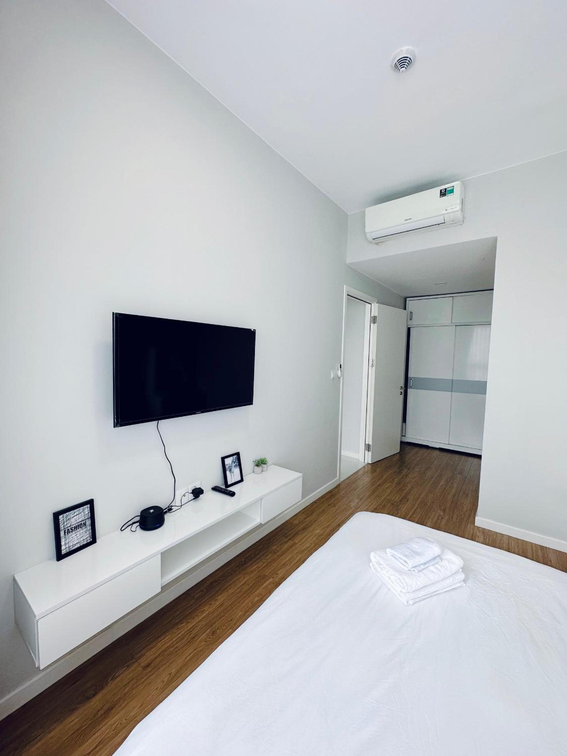SHomes Homestay - Luxury apartment at Masteri An Phu free Gym Pool