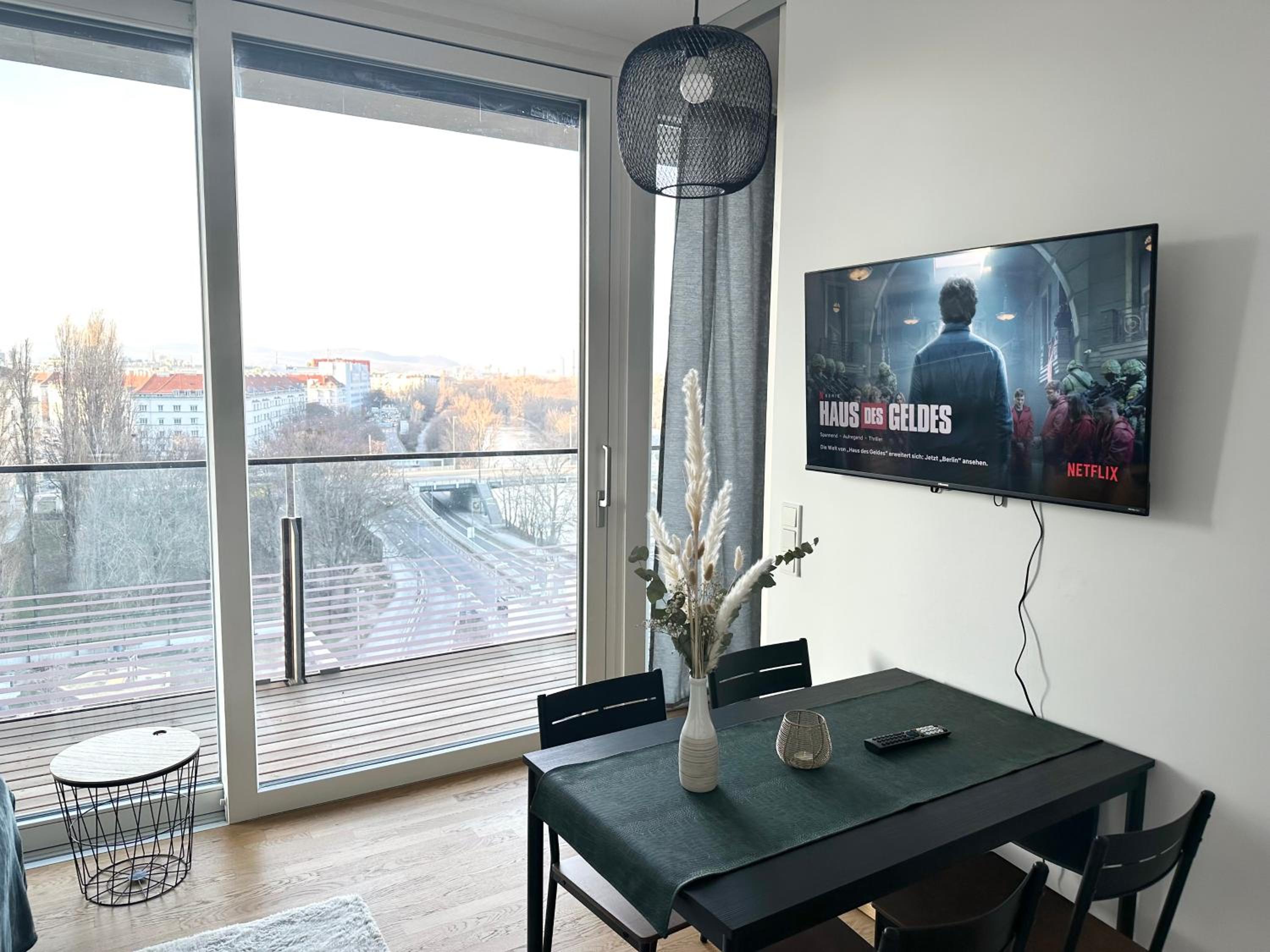 MCA TrIIIple I Rooftop pool I Free Parking I Netflix
