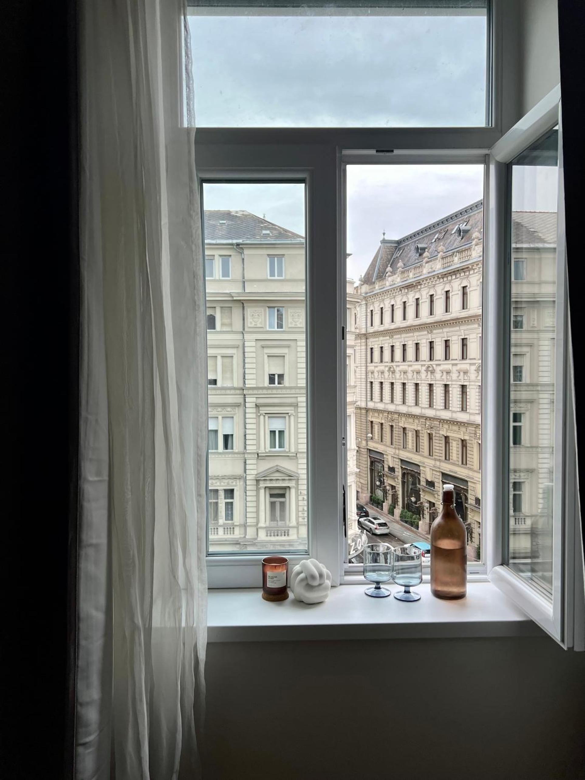 CasaDeco Budapest Apt-Stunning New York Cafe View view 2