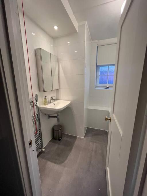 Stylish, spacious 2 bed 2 bath near Hoxton Square