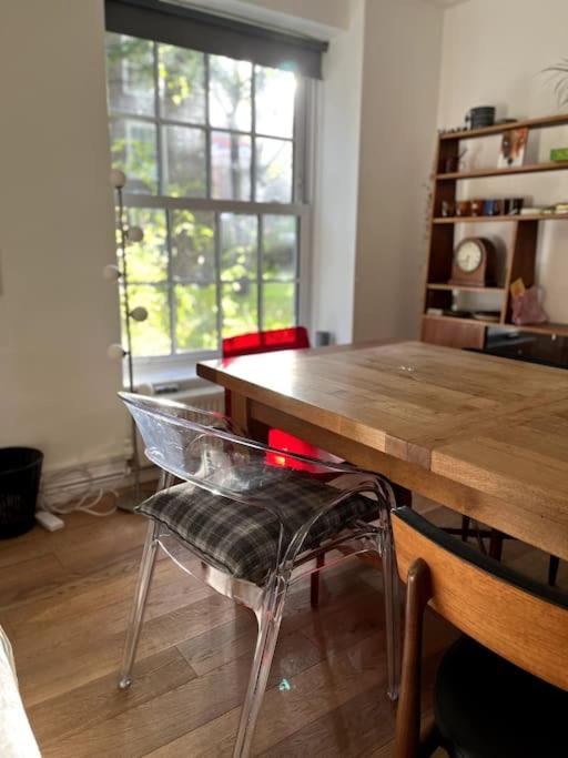 Stylish, spacious 2 bed 2 bath near Hoxton Square