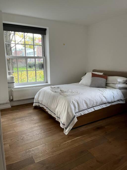 Stylish, spacious 2 bed 2 bath near Hoxton Square