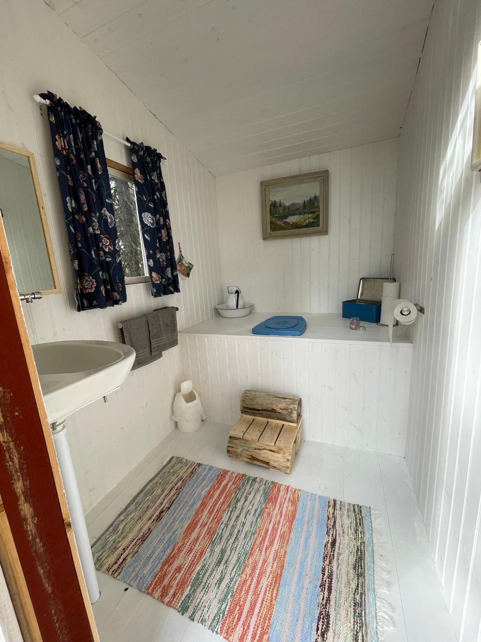 Pine Tree Cabin in Lappland view 2