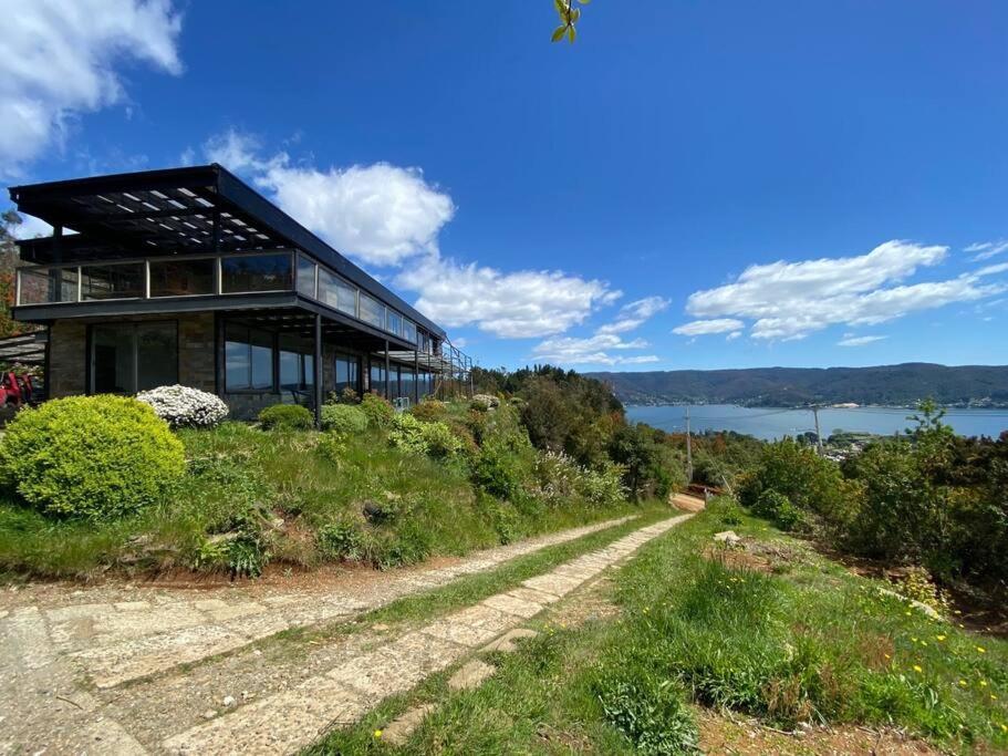 Agradable casa en parcela con piscina y vista al mar