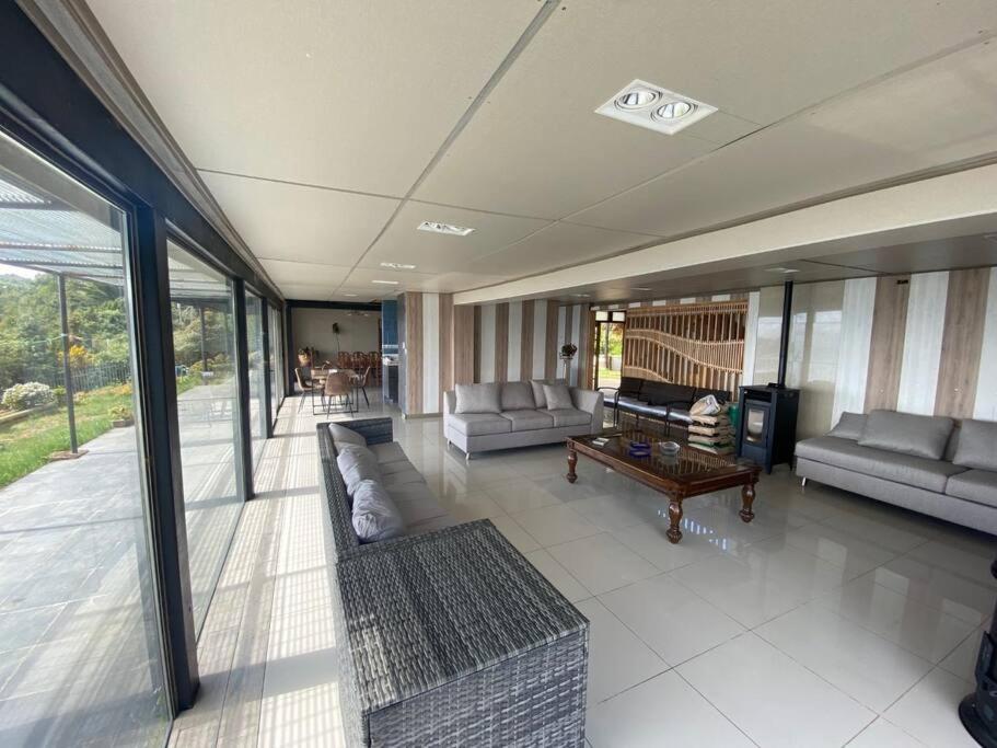 Agradable casa en parcela con piscina y vista al mar