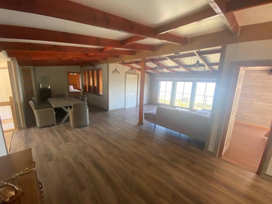 Agradable casa en parcela con piscina y vista al mar