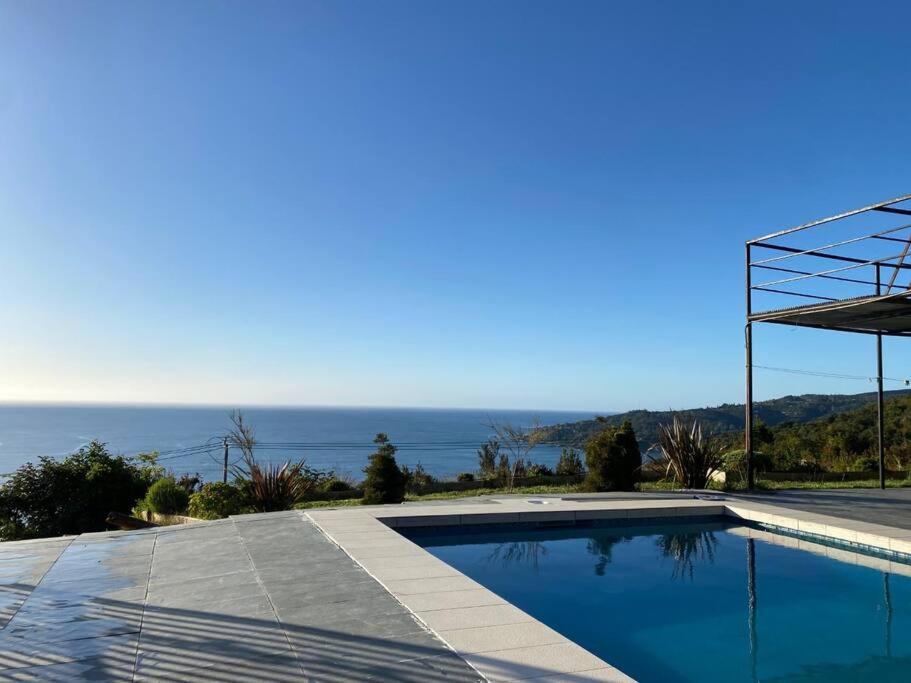 Agradable casa en parcela con piscina y vista al mar
