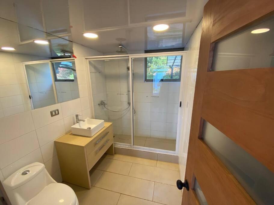Agradable casa en parcela con piscina y vista al mar