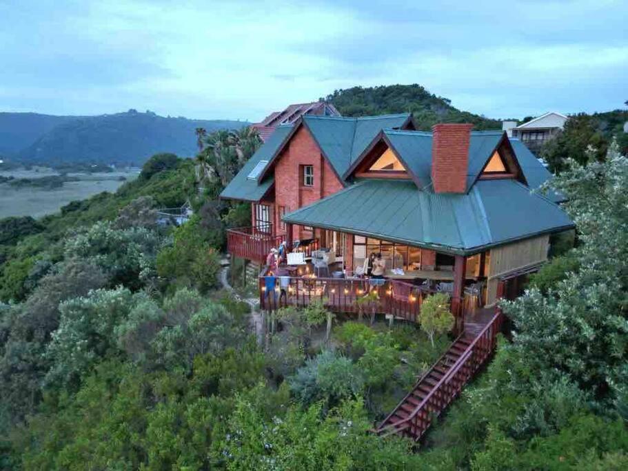 Wilderness deckhouse. views!/sun/sea/river/kayaks view 3