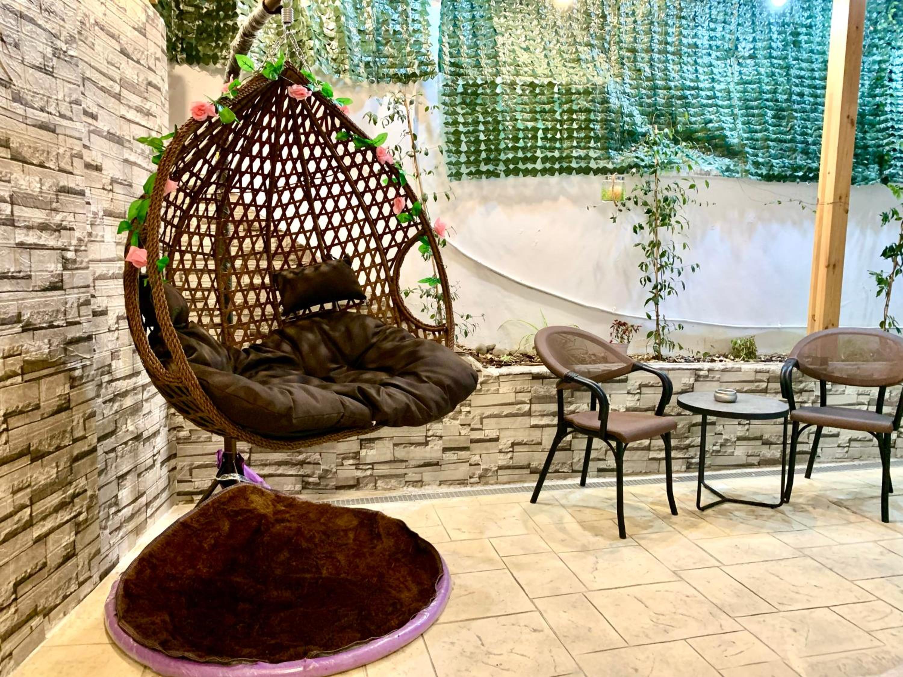 Modern family-size condo with private veranda-5min to the lake