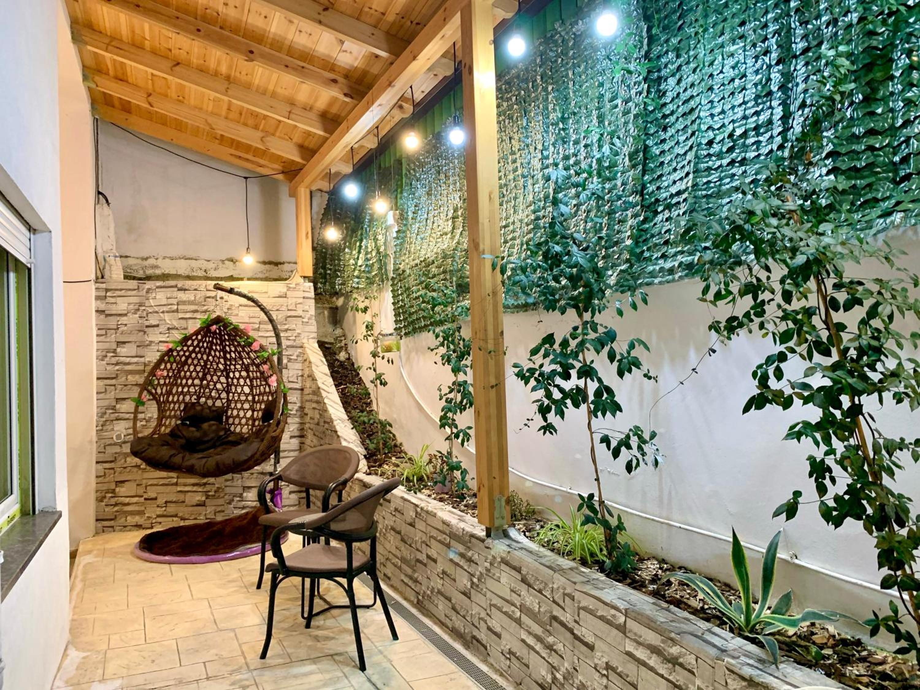 Modern family-size condo with private veranda-5min to the lake