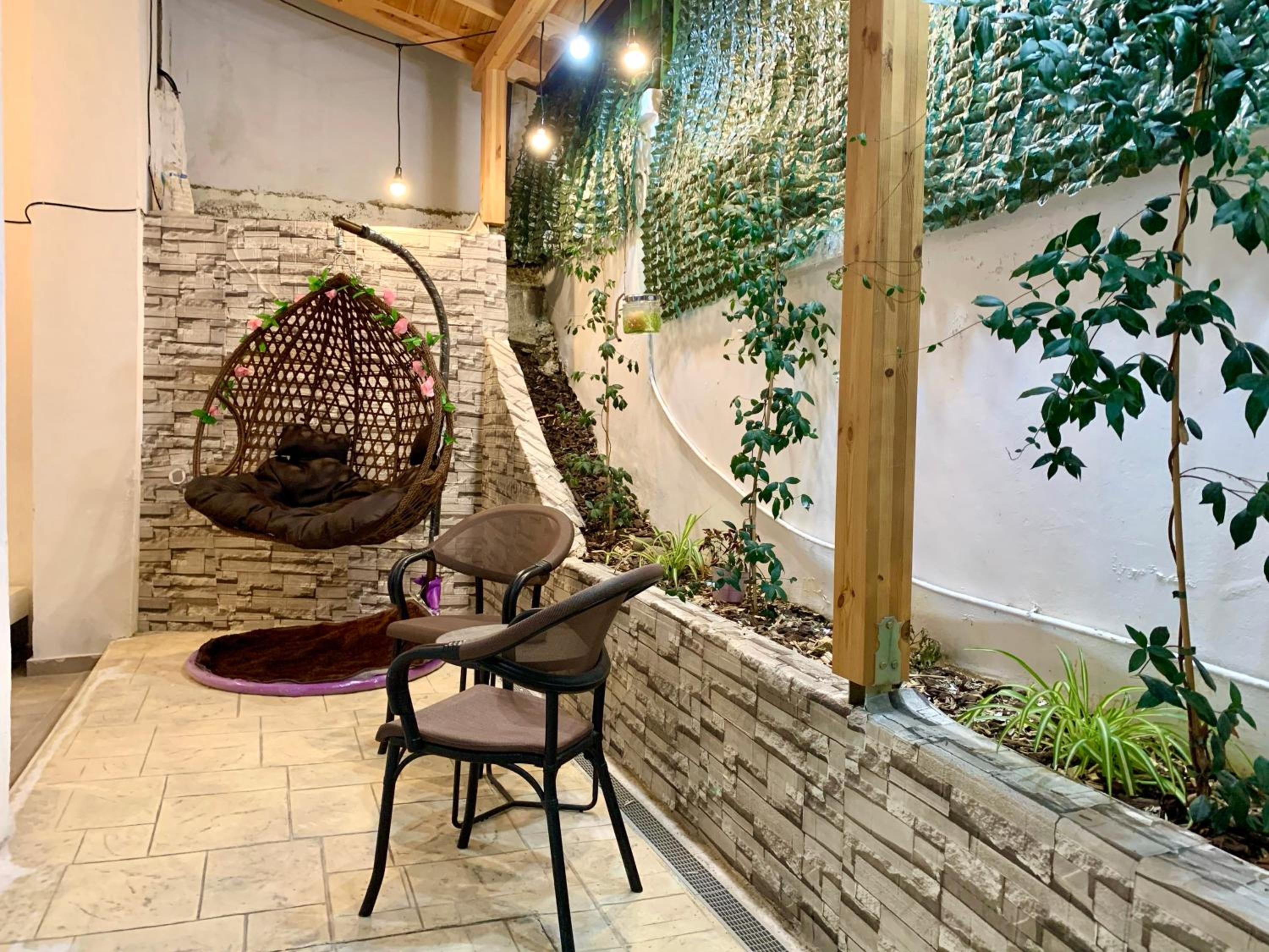 Modern family-size condo with private veranda-5min to the lake