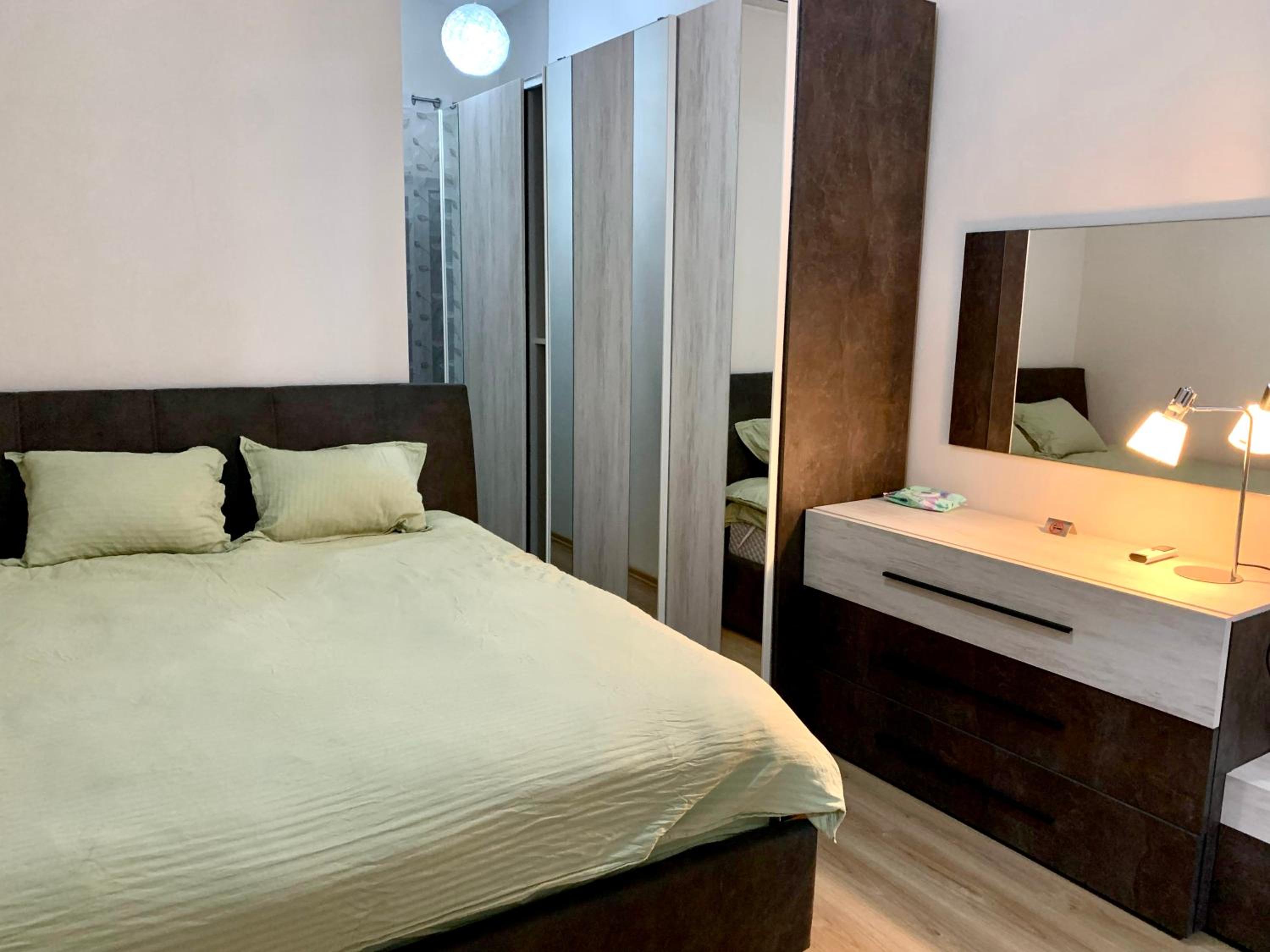 Modern family-size condo with private veranda-5min to the lake