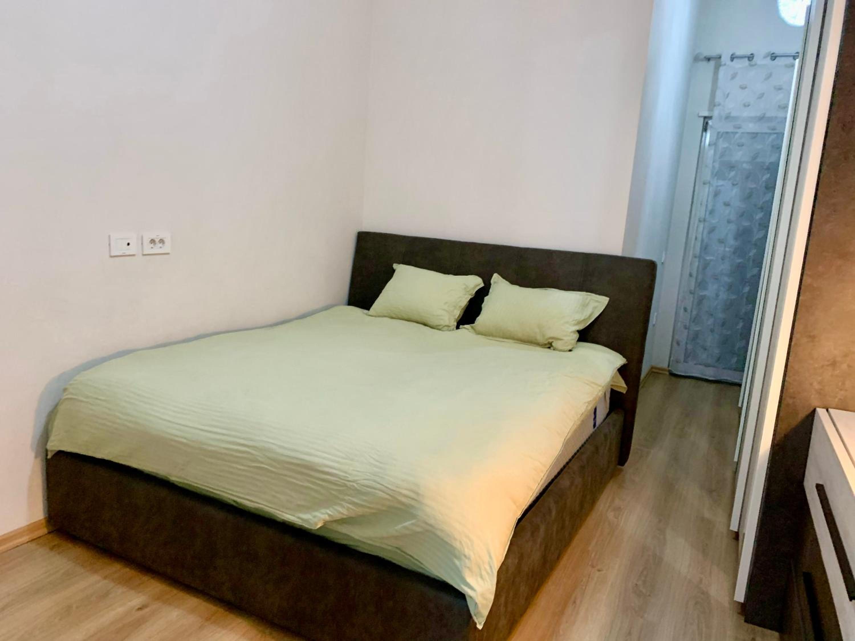 Modern family-size condo with private veranda-5min to the lake