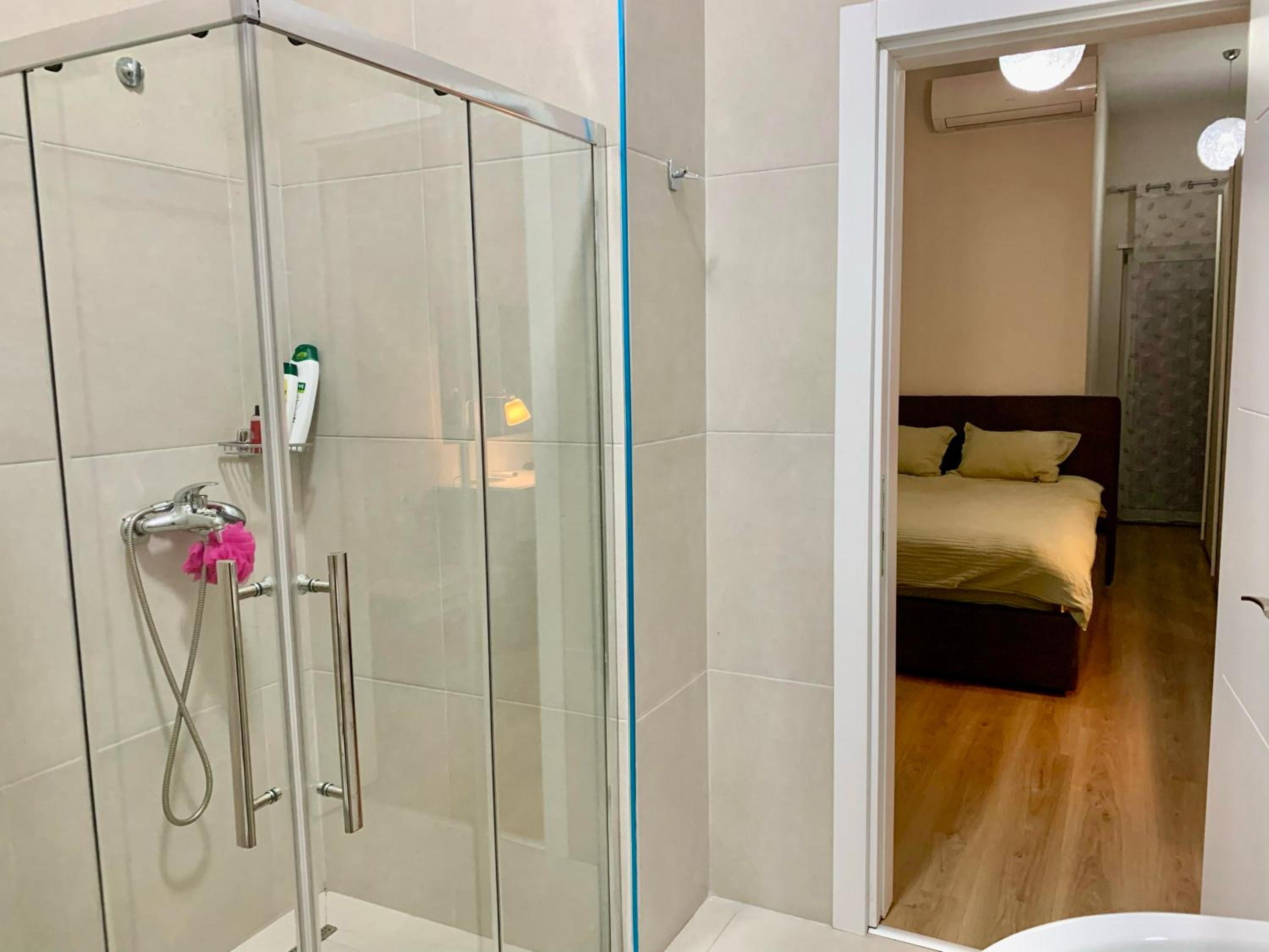 Modern family-size condo with private veranda-5min to the lake