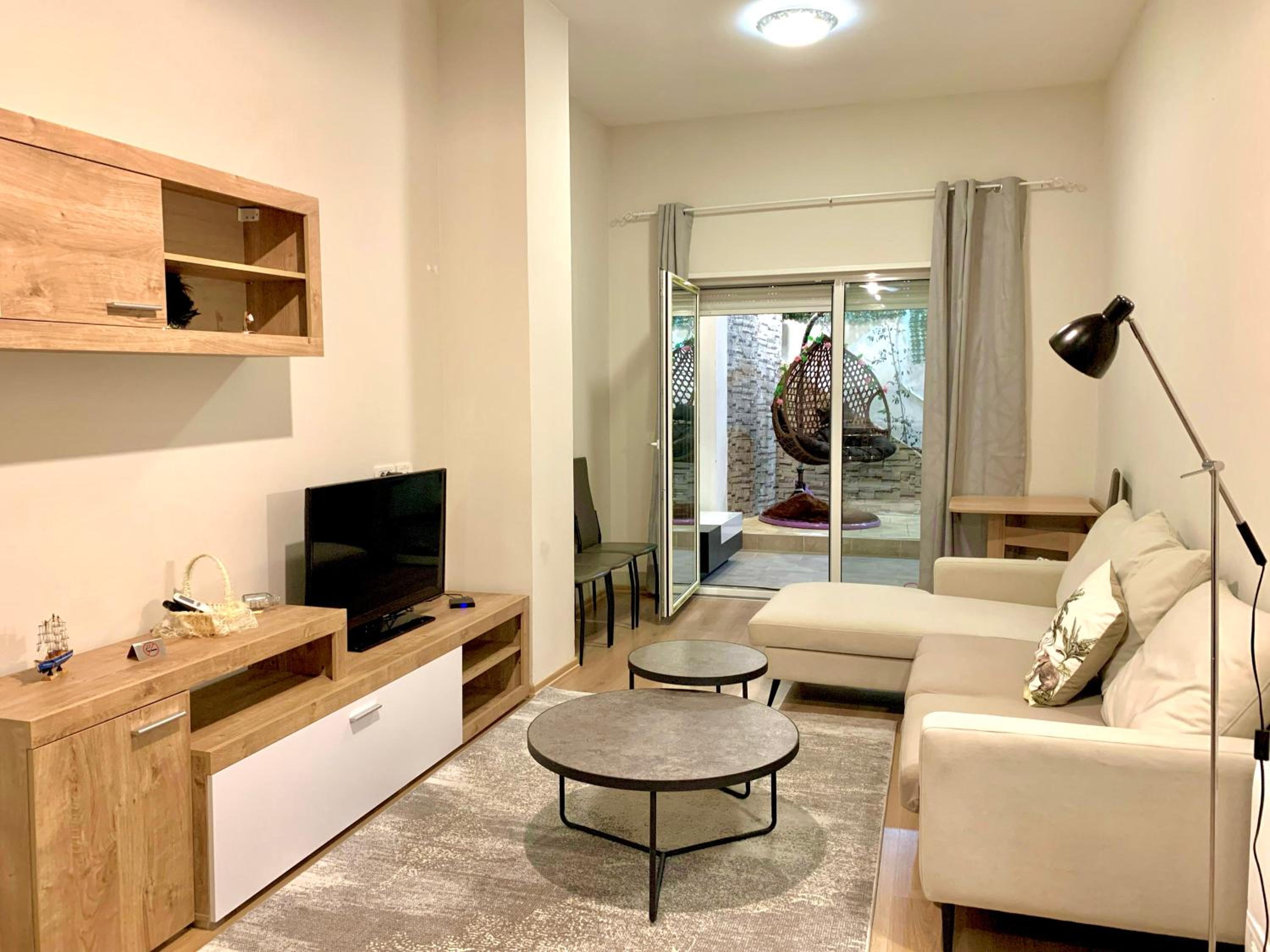 Modern family-size condo with private veranda-5min to the lake
