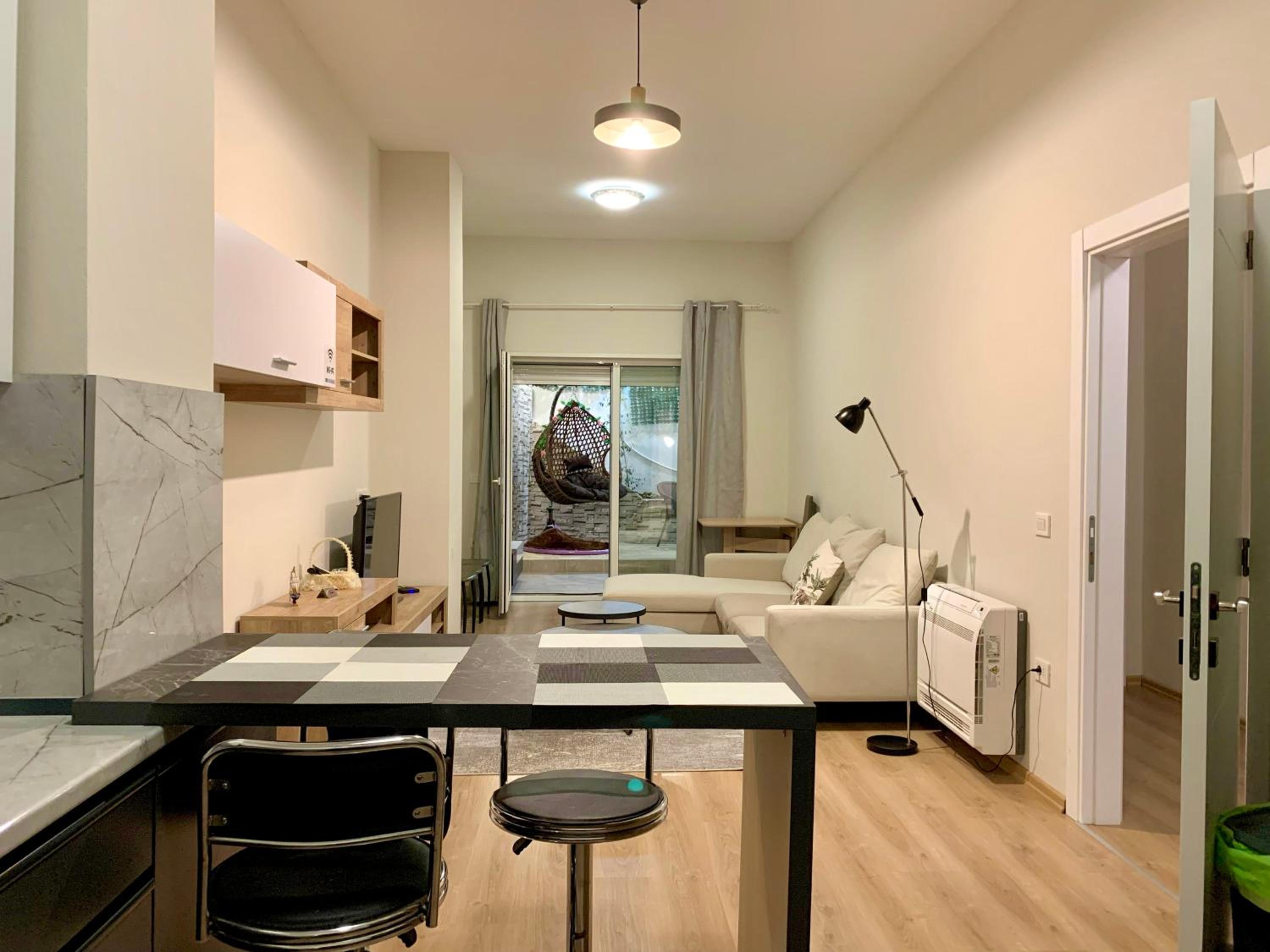 Modern family-size condo with private veranda-5min to the lake