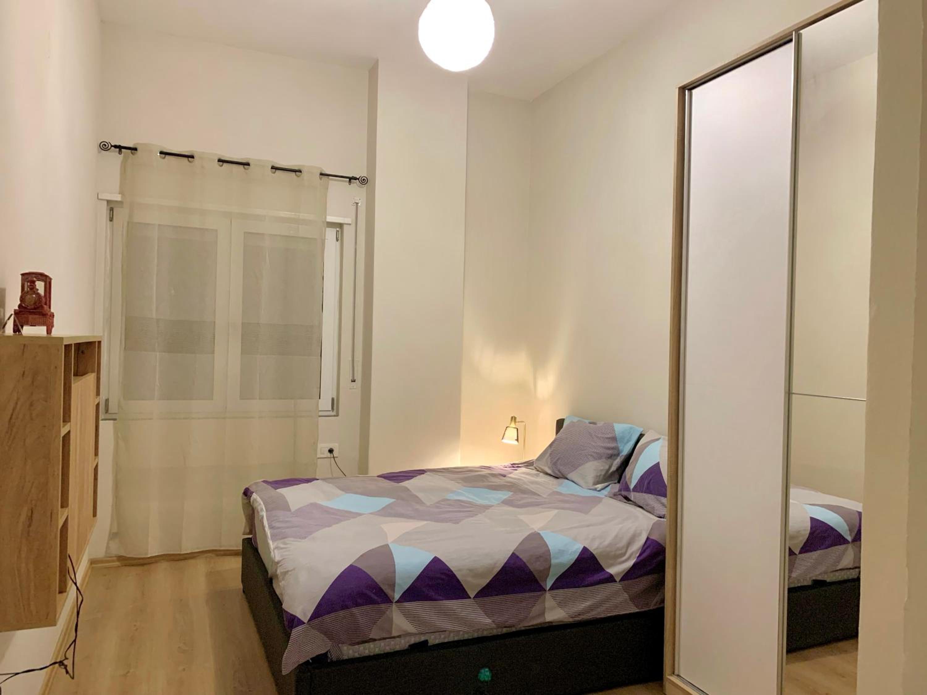 Modern family-size condo with private veranda-5min to the lake