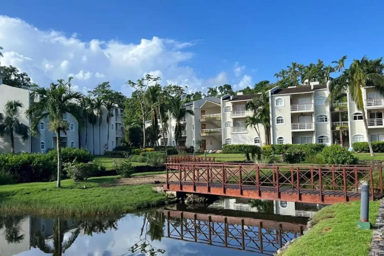 Bonita Village Beachfront Apt with Pool & Balcony