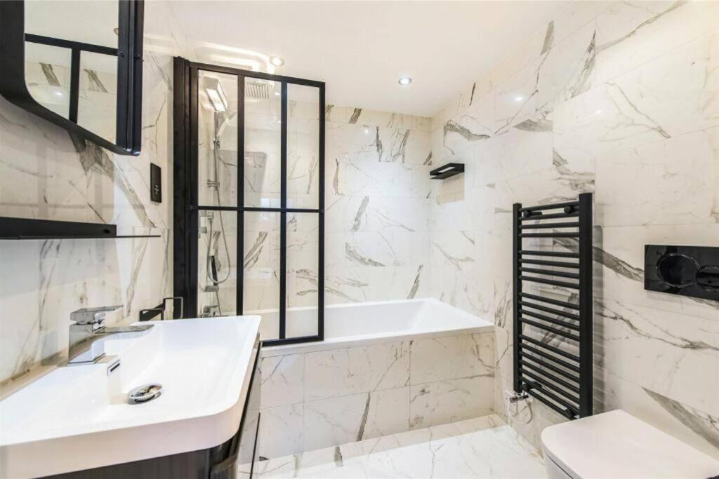 Fulham Townhouse, 2 Baths, Parking, Breakfast