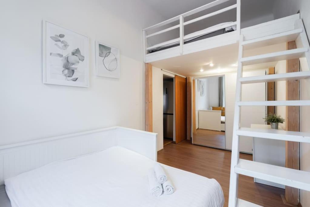 Side Apartment