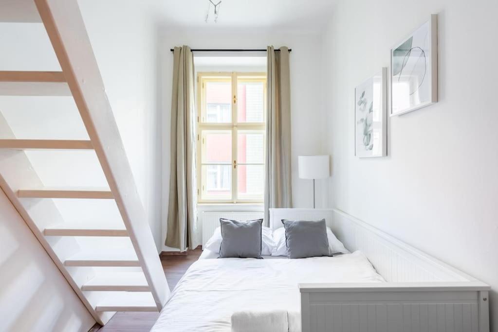Side Apartment