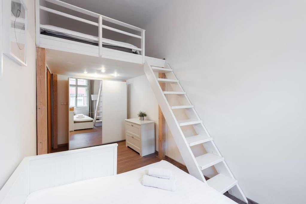 Side Apartment