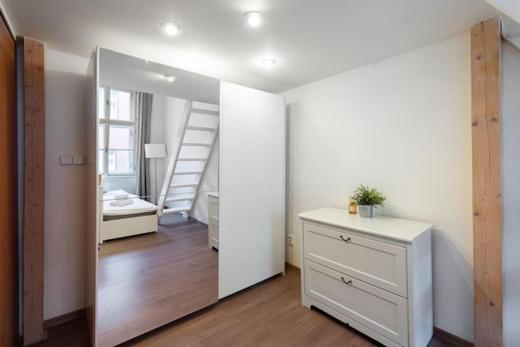 Side Apartment
