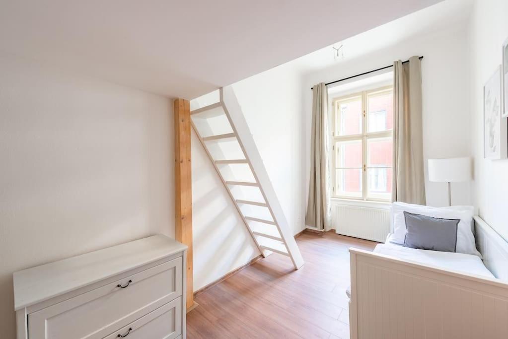 Side Apartment