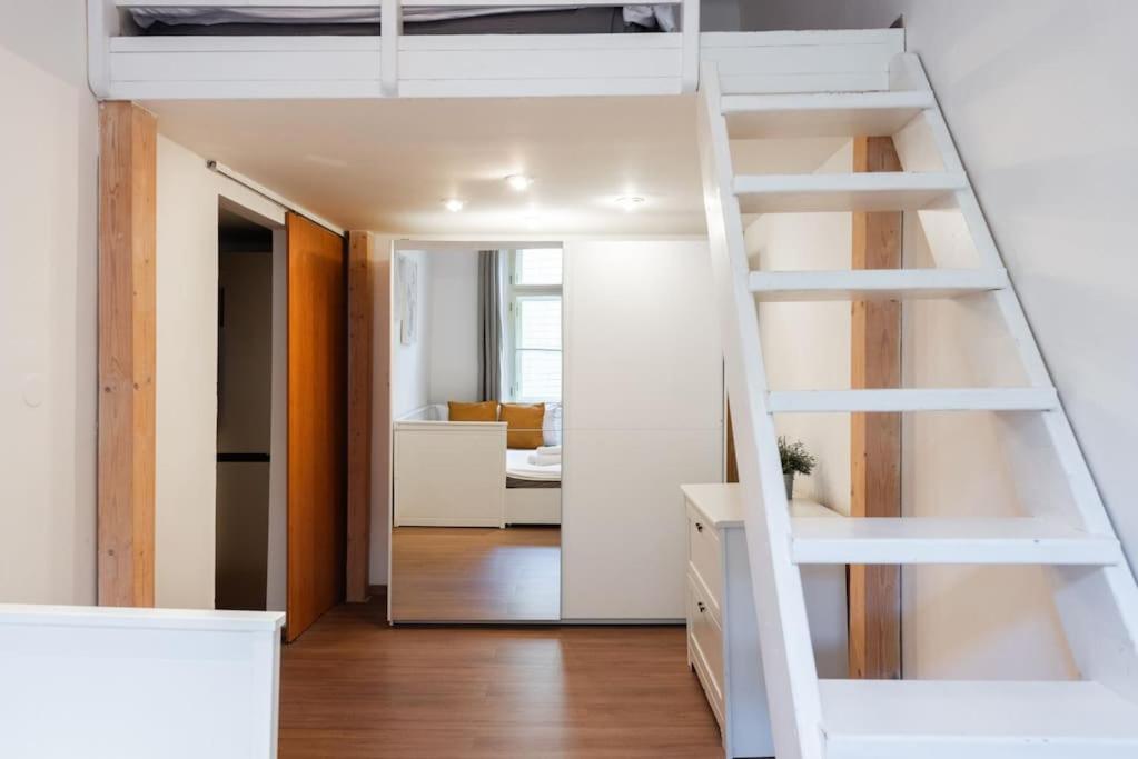 Side Apartment