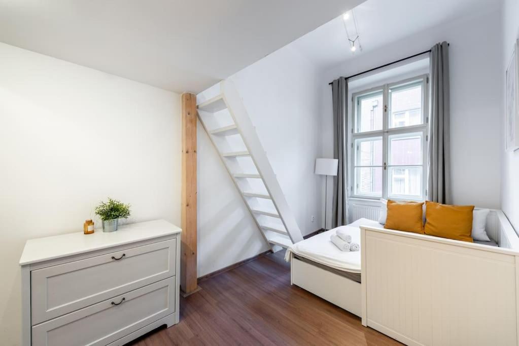 Side Apartment