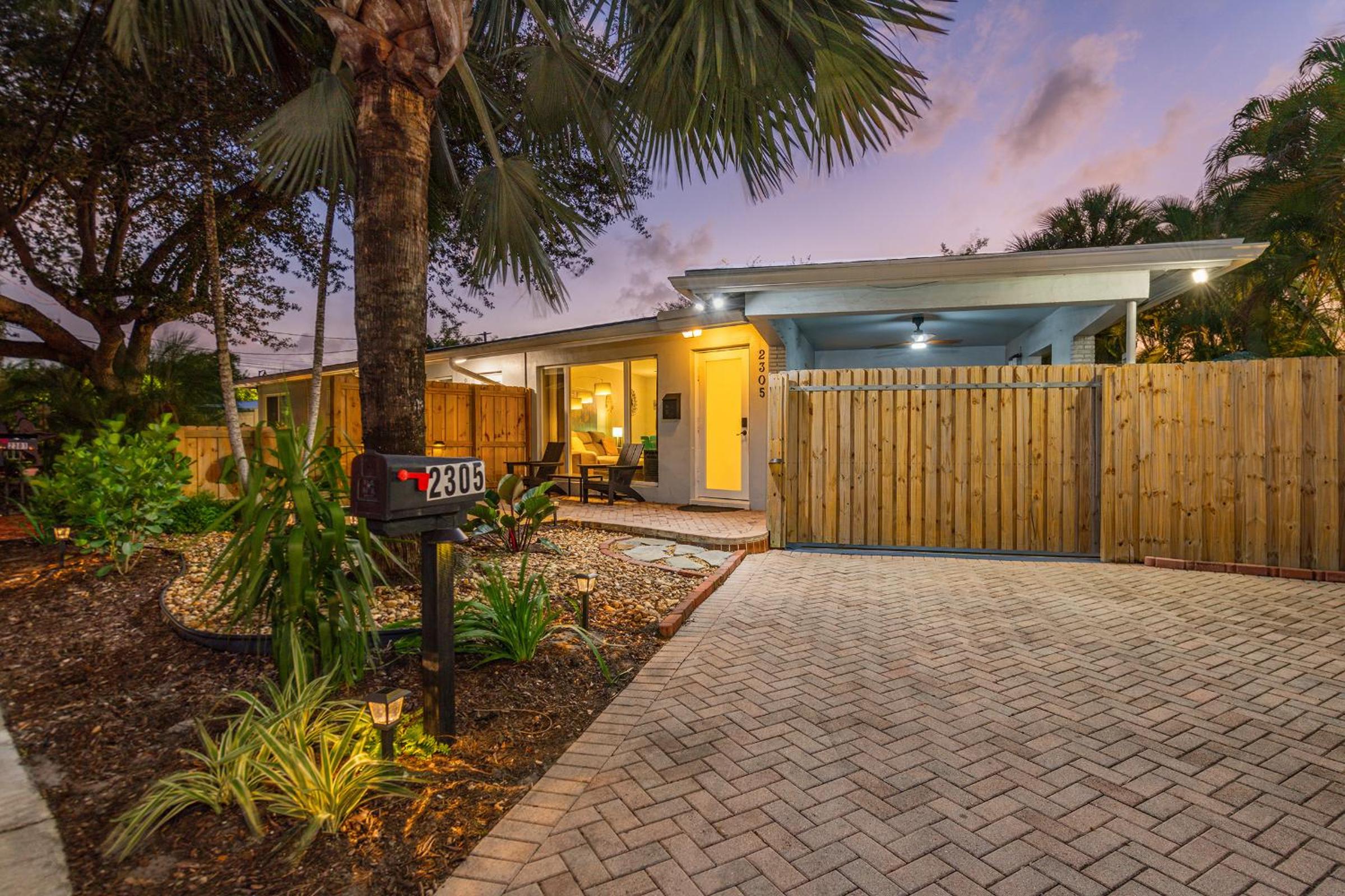 2 Bed - Steps from Wilton Drive ~ Fire Pit ~ BBQ ~ Private Backyard Oasis