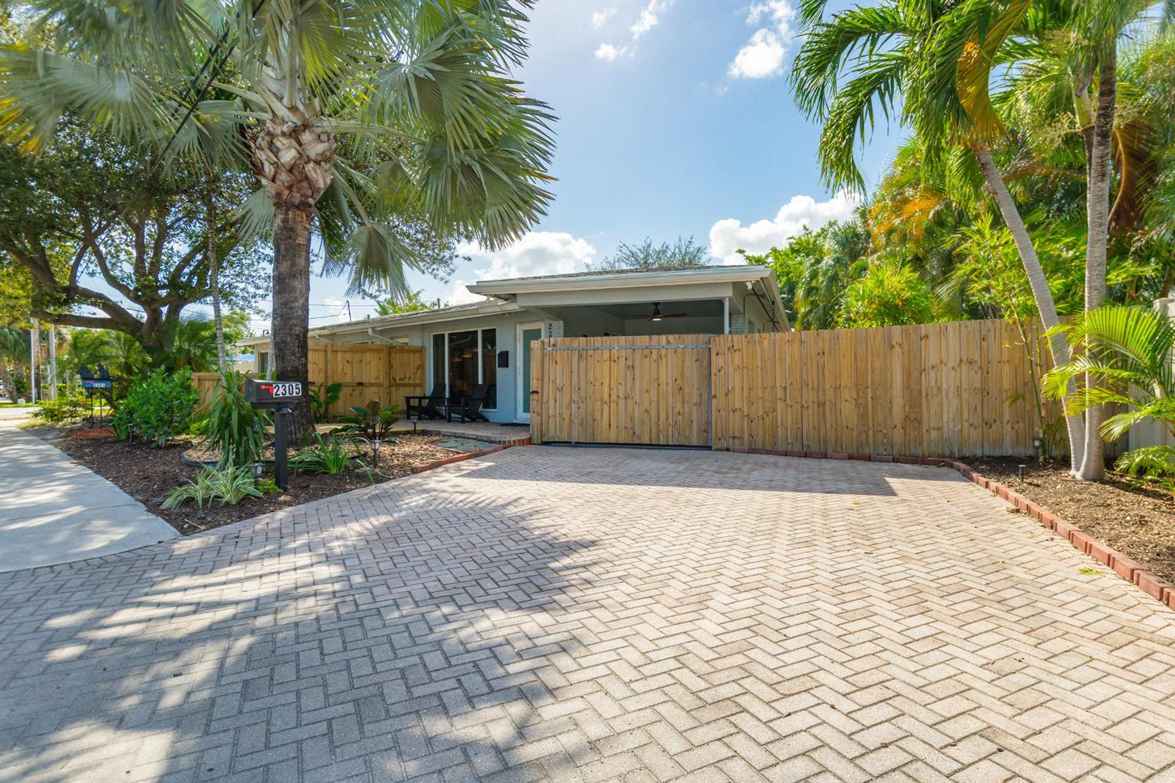 2 Bed - Steps from Wilton Drive ~ Fire Pit ~ BBQ ~ Private Backyard Oasis