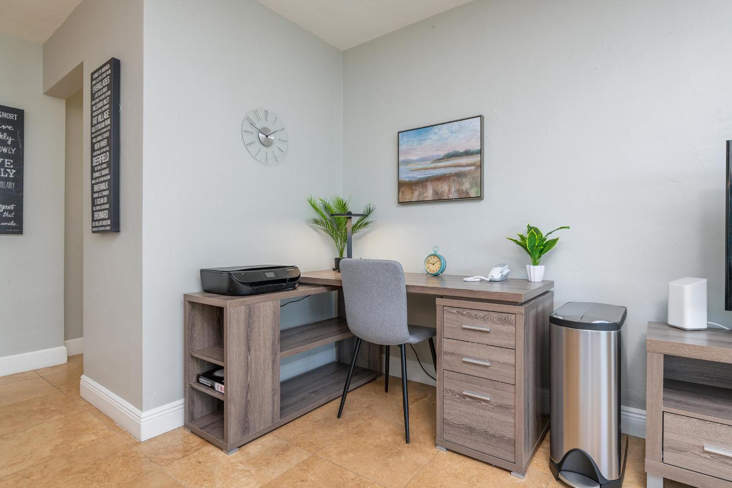 2 Bed - Steps from Wilton Drive ~ Fire Pit ~ BBQ ~ Private Backyard Oasis