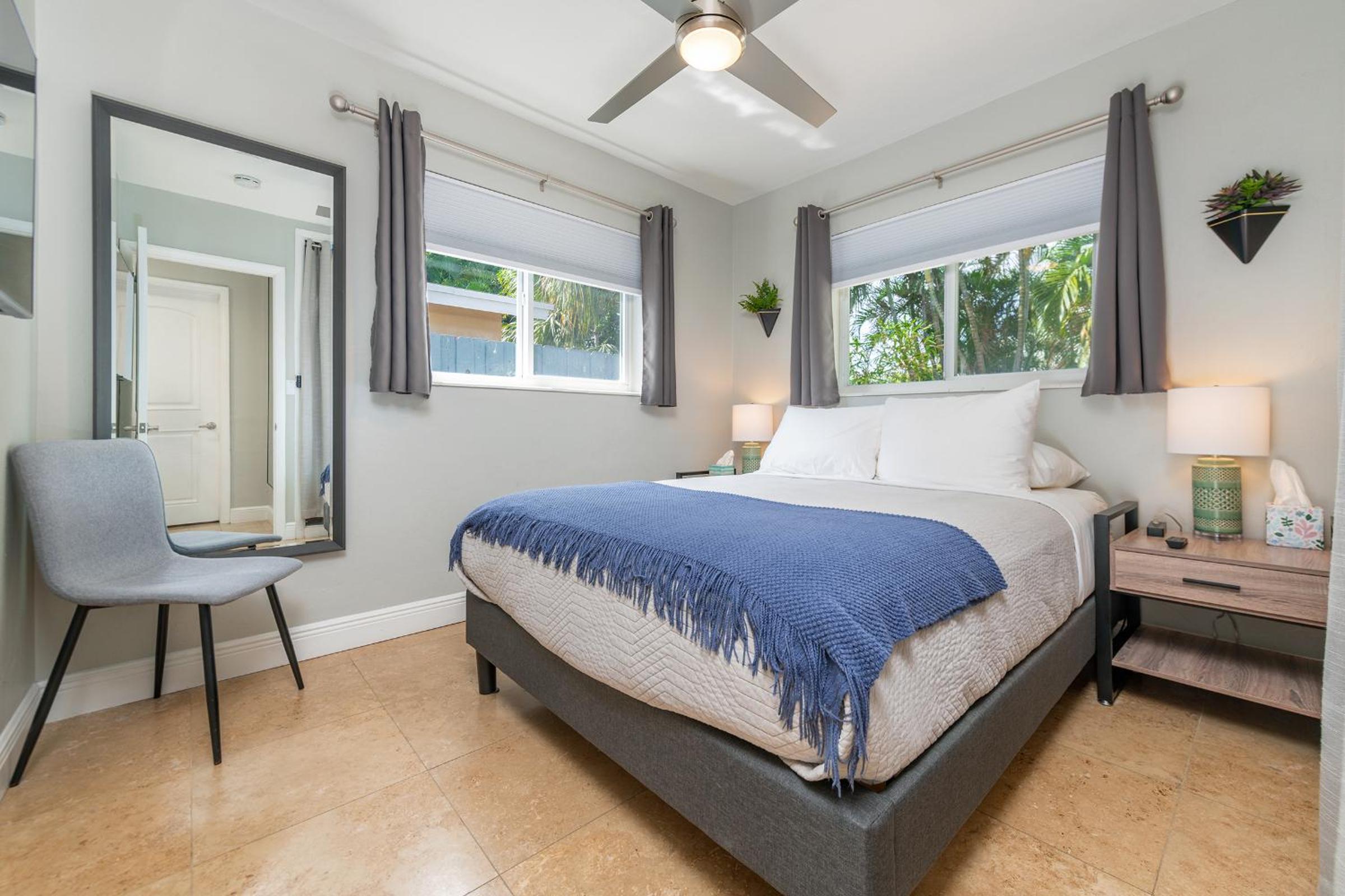 2 Bed - Steps from Wilton Drive ~ Fire Pit ~ BBQ ~ Private Backyard Oasis