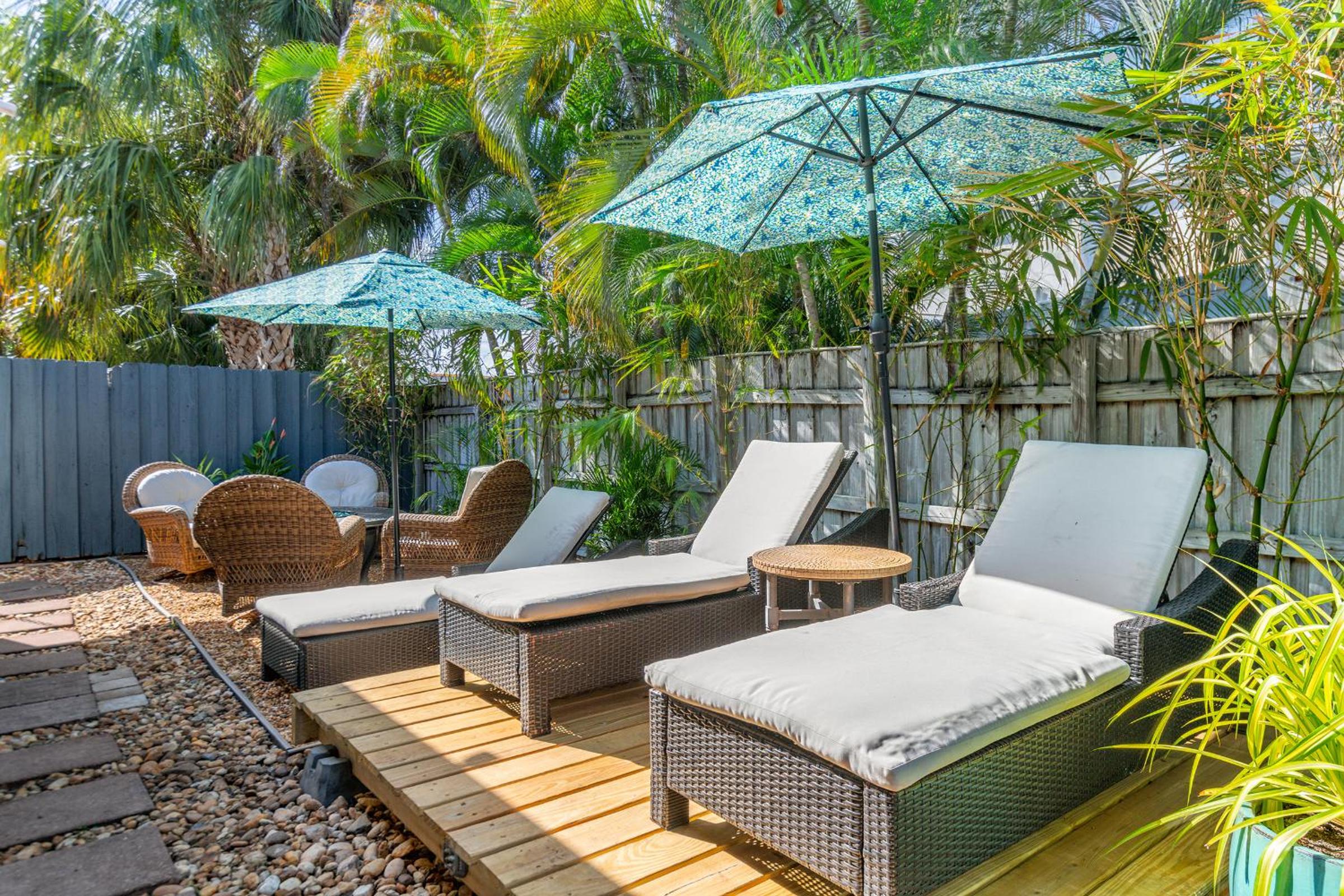2 Bed - Steps from Wilton Drive ~ Fire Pit ~ BBQ ~ Private Backyard Oasis