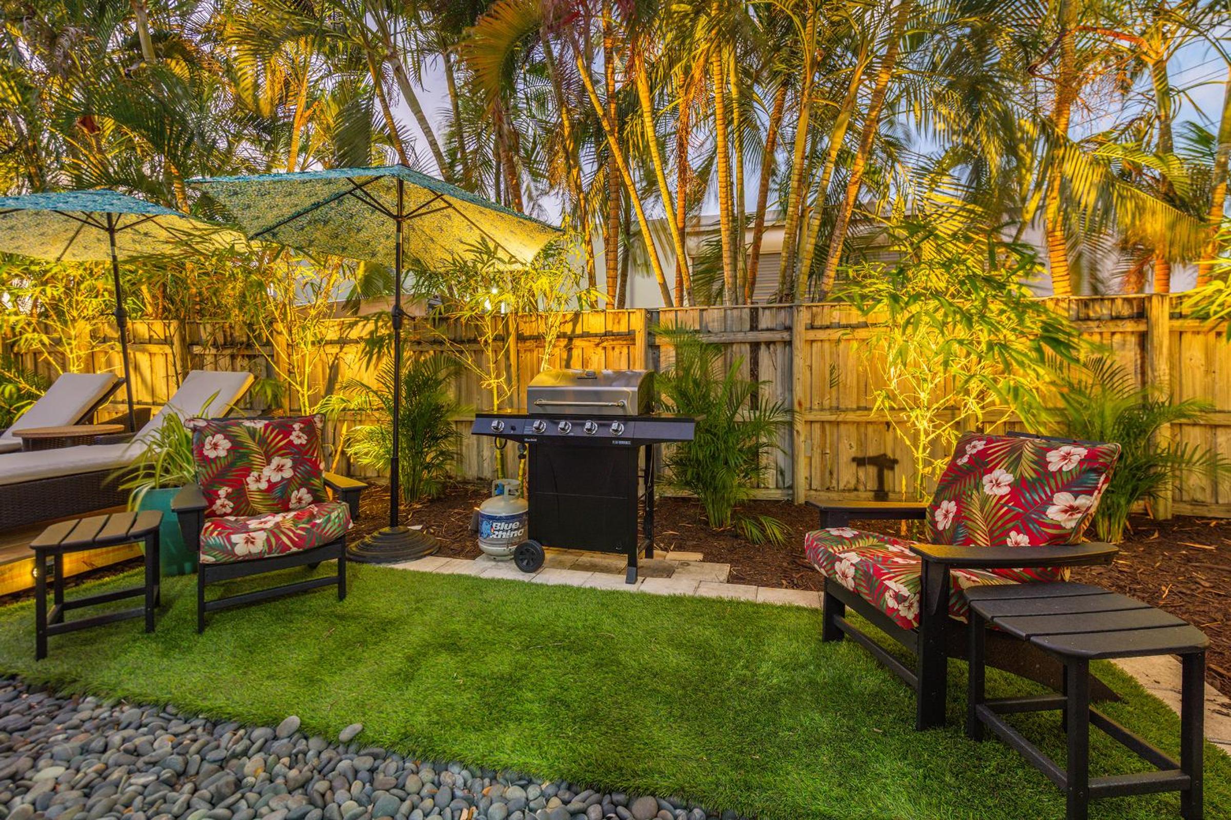 2 Bed - Steps from Wilton Drive ~ Fire Pit ~ BBQ ~ Private Backyard Oasis