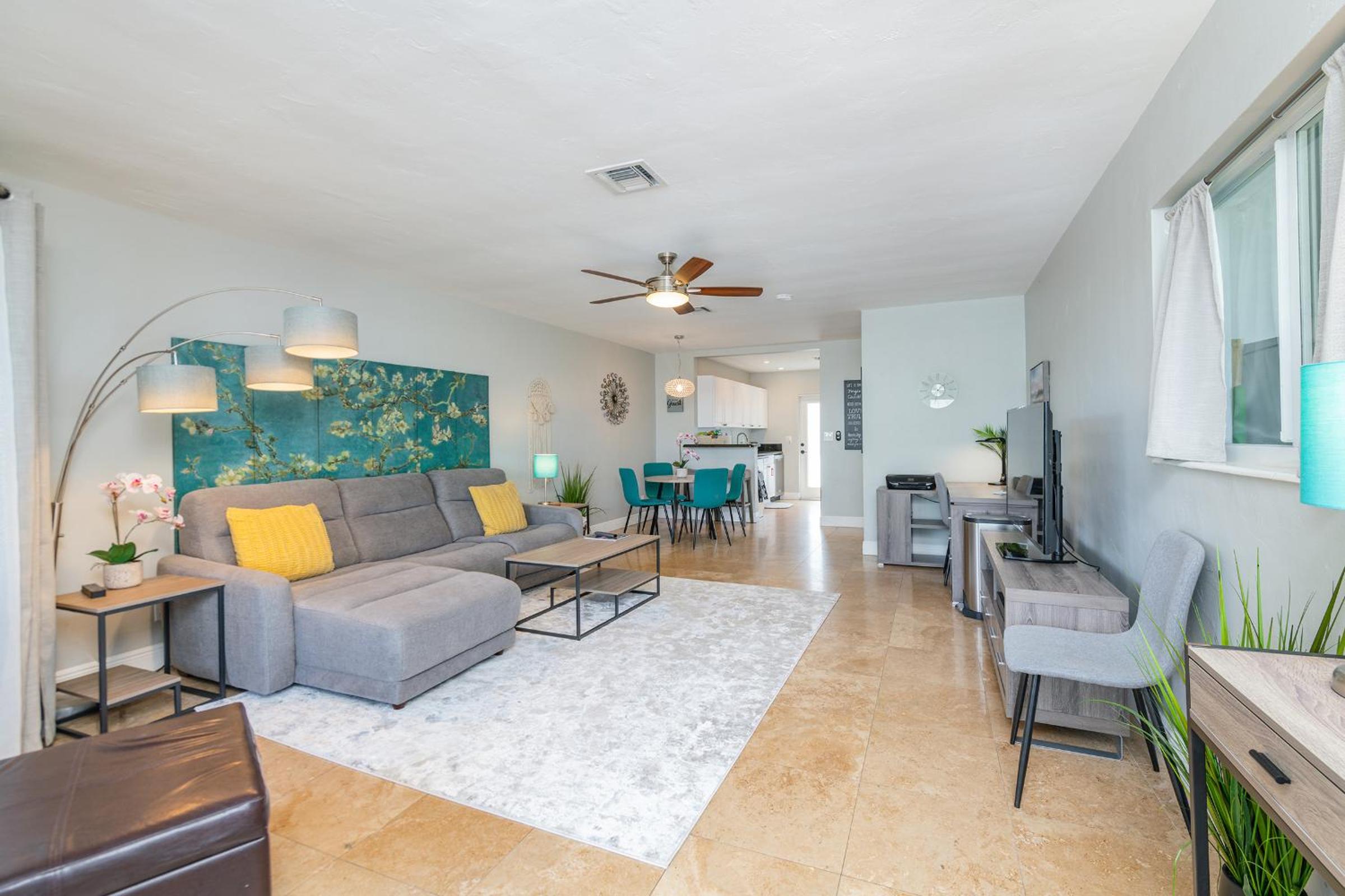 2 Bed - Steps from Wilton Drive ~ Fire Pit ~ BBQ ~ Private Backyard Oasis