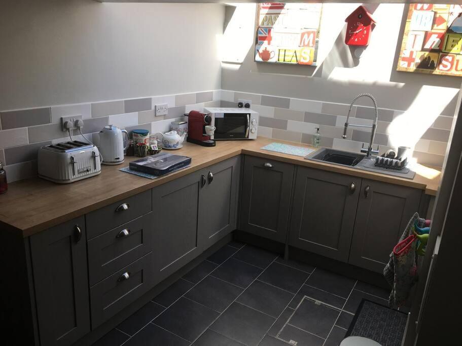 Sea Breeze - 3 Bed House, Parking for 2 Cars view 4