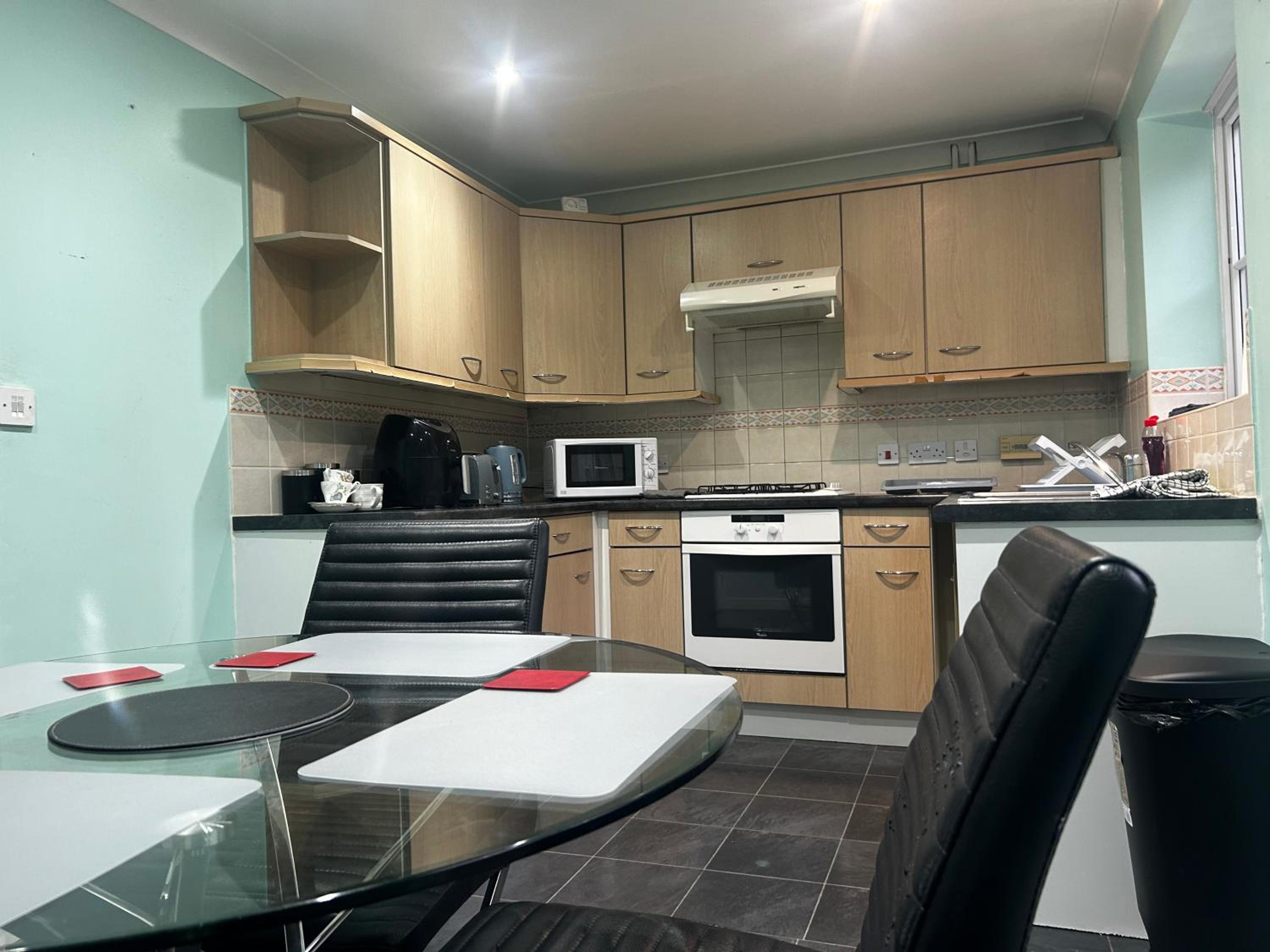 Brades Rise House - 3 bedroom house with 2 toilets with a private garden view 2