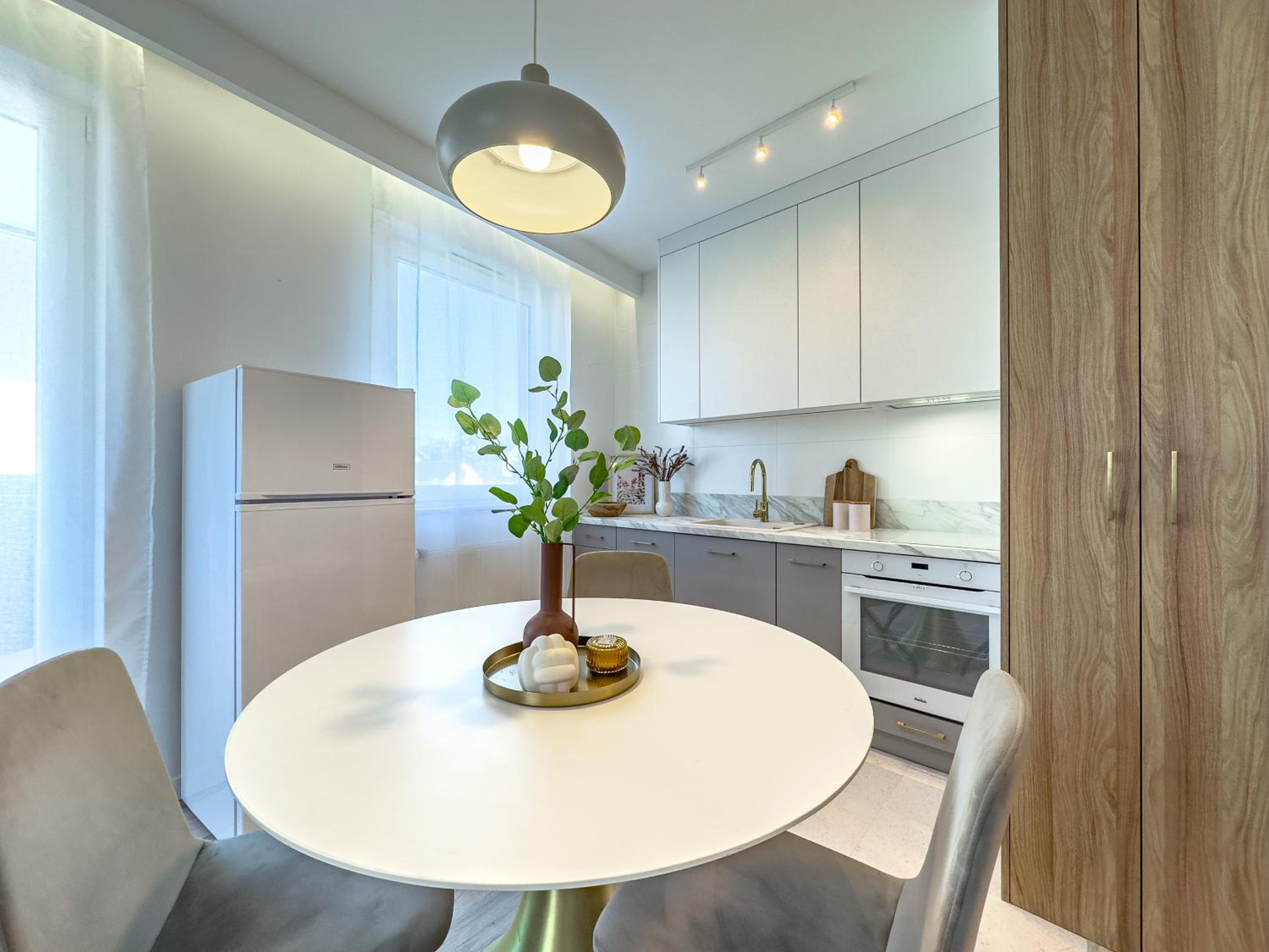Krakowska Oaza Komfortu - Apartament Premium z Garażem