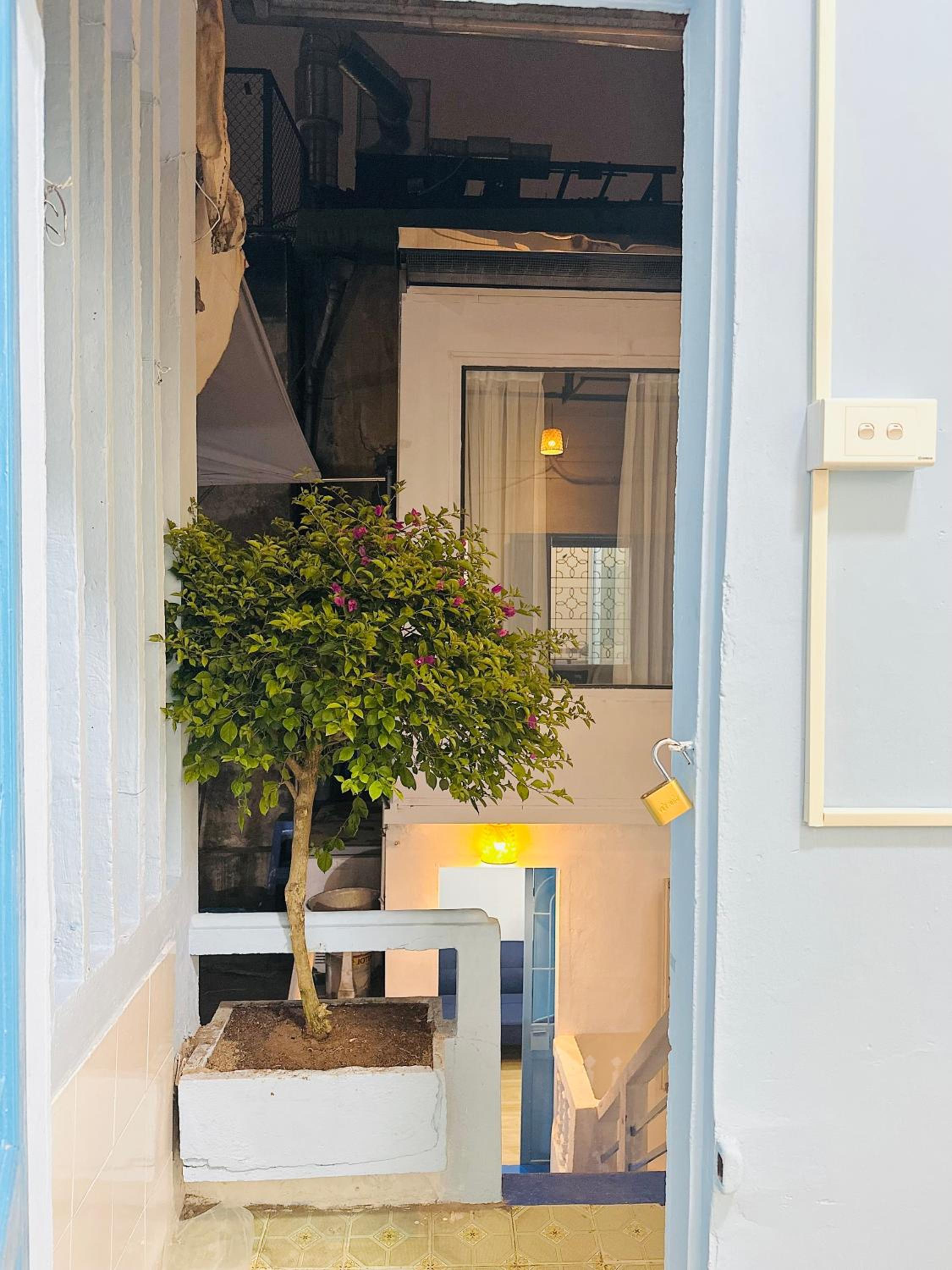 Heart of Hoan Kiem-RARE 4BR Private house unique design travel hub 13pax