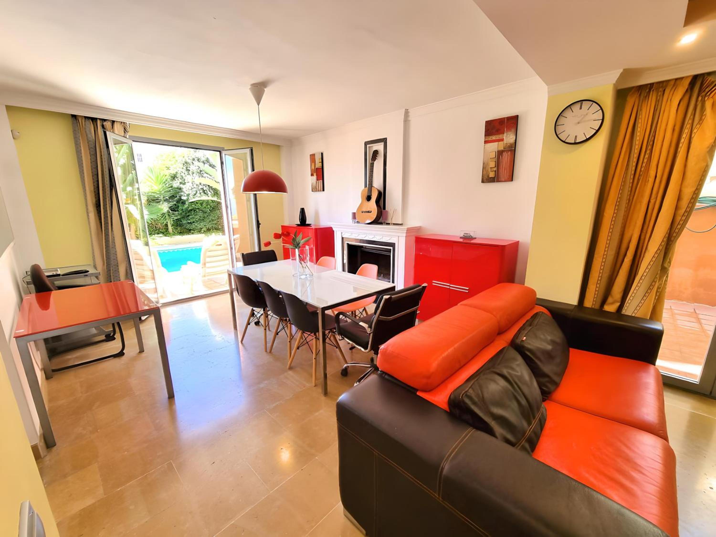 Stunning Home with Outdoor Swimmingpool, 4 Bedrooms and Wifi view 5