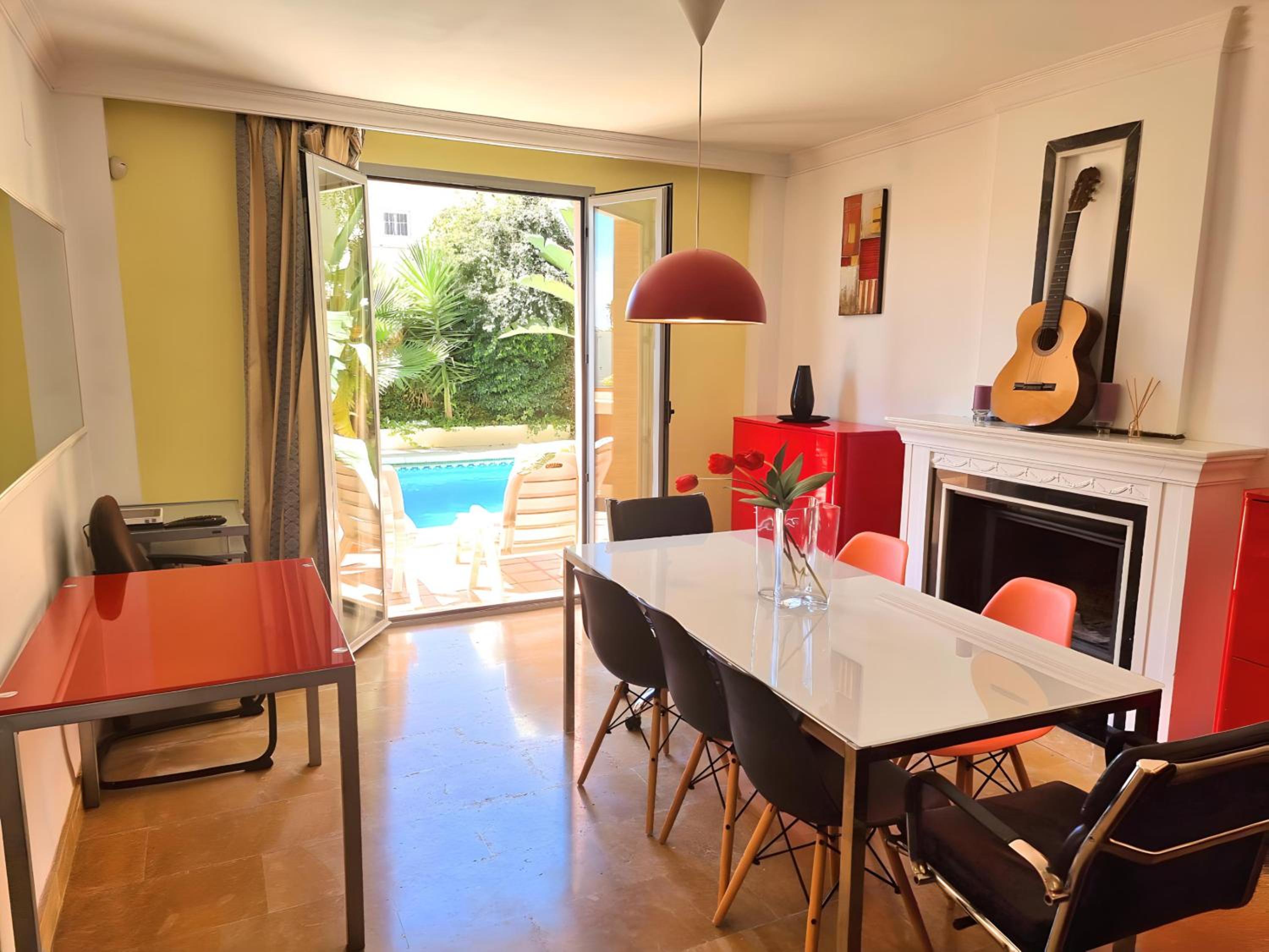 Stunning Home with Outdoor Swimmingpool, 4 Bedrooms and Wifi view 4