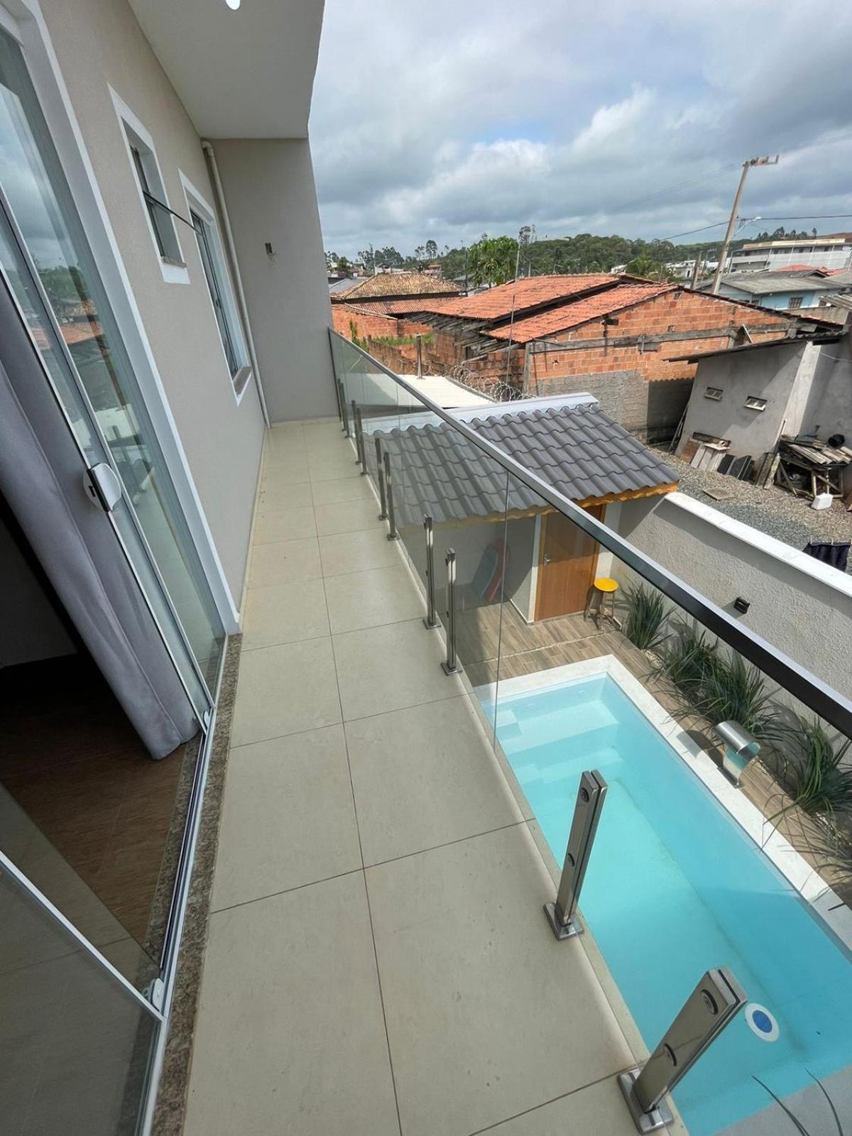 TRIPLEX COM SALÃO DE FESTAS À 1.3 KM DA PRAIA