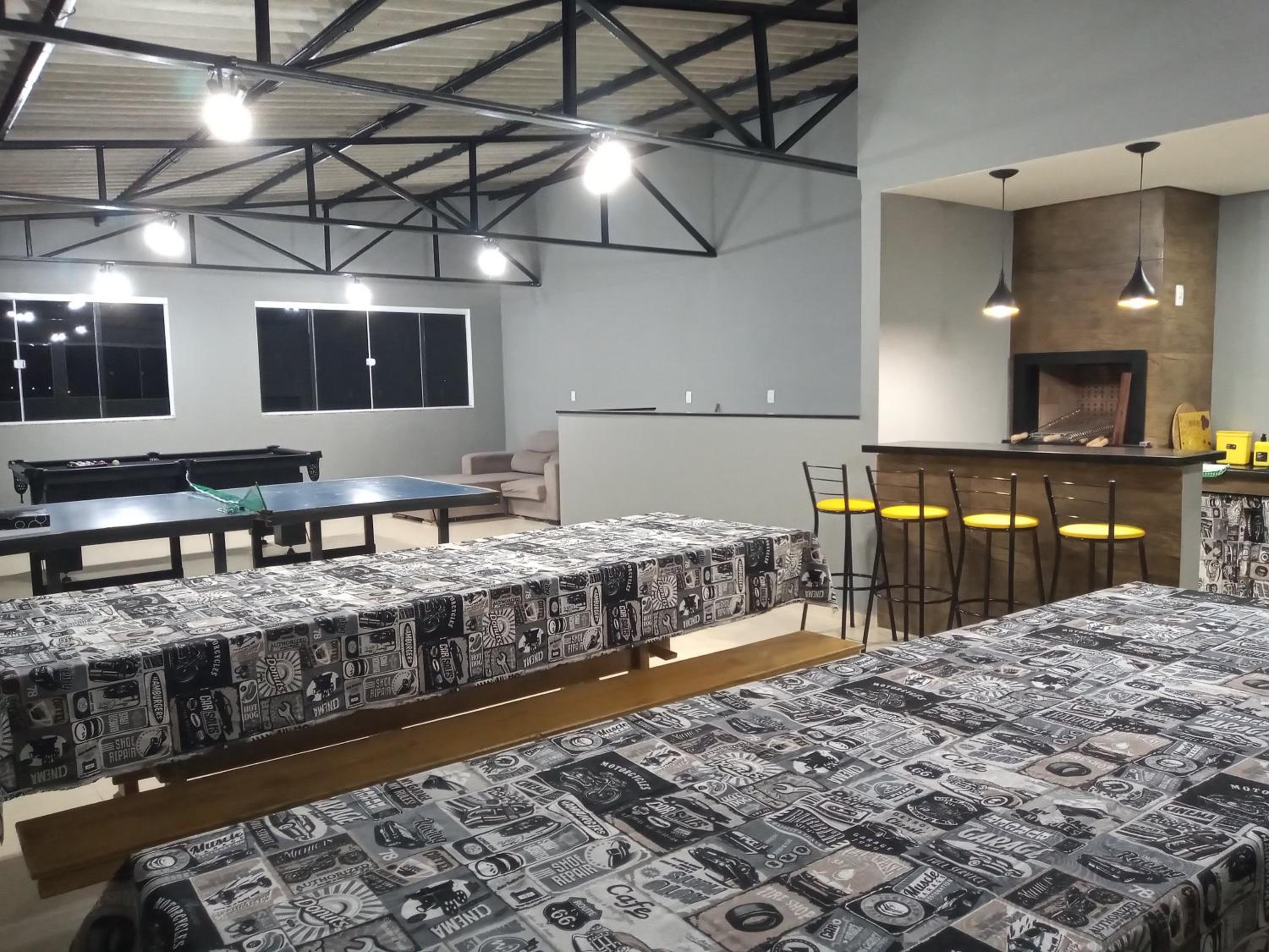 TRIPLEX COM SALÃO DE FESTAS À 1.3 KM DA PRAIA