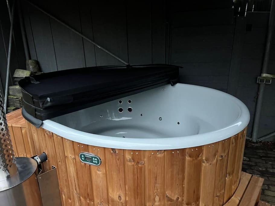 Comfortabele woning aan het water, hottub & kachel view 2
